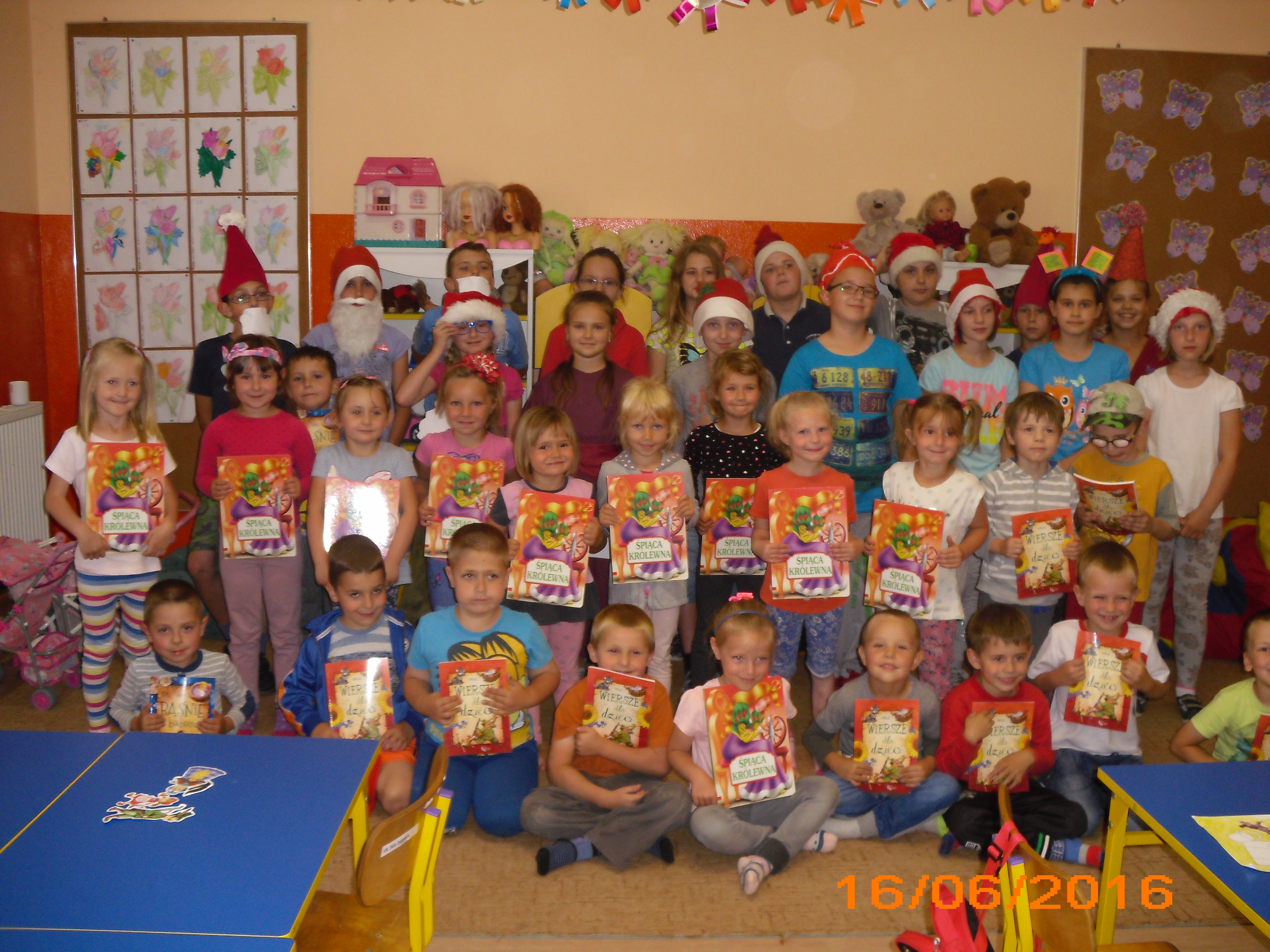 zdj�cie zbiorowe uczestnik&oacute;w pasowania na czytelnika w Szkople Podstawowej w Zielenicach